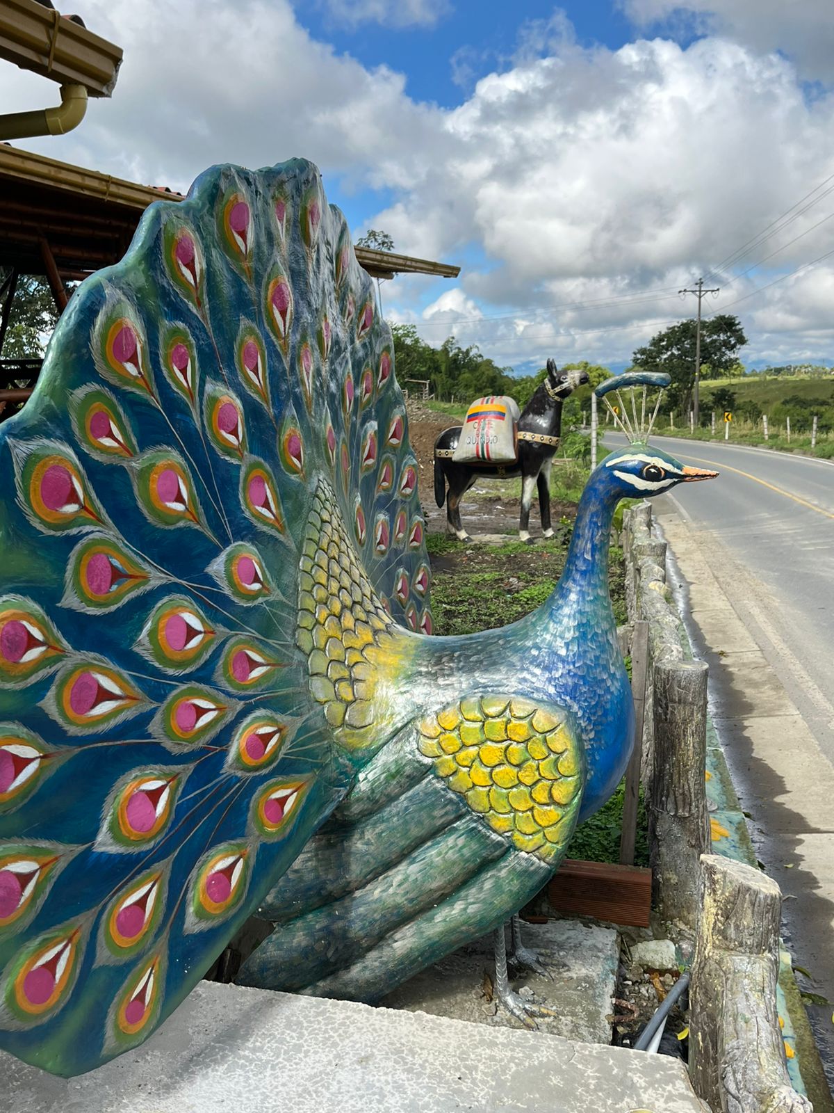 Estatua de avestruz en los jardines del hotel